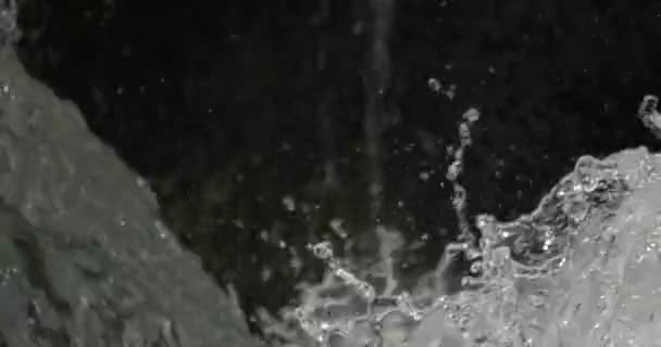 4 k、抽象的な流れと水しぶき水をクローズ アップ — ストック動画