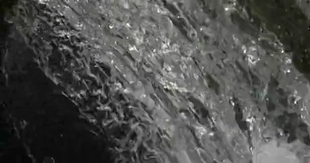 4k, abstracte stroomt en opspattend water close-up — Stockvideo