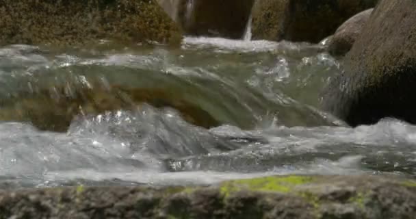 4 k、流れると水しぶき水をクローズ アップ — ストック動画