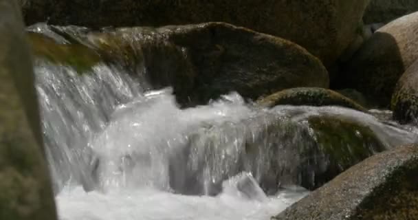 4К, текущая и брызгающая вода крупным планом — стоковое видео