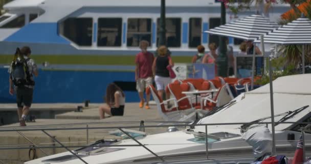 4K, Turistas en Calvi Harbor, Paseo marítimo, Córcega — Vídeo de stock