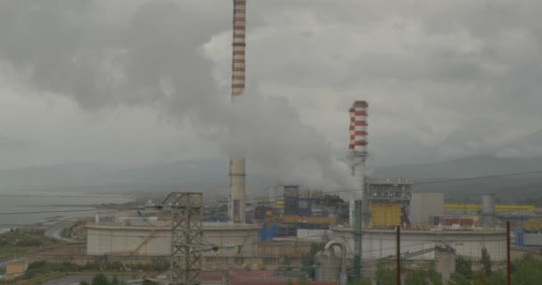 4k, verontreinigende fabriek ergens in Sicilië — Stockvideo