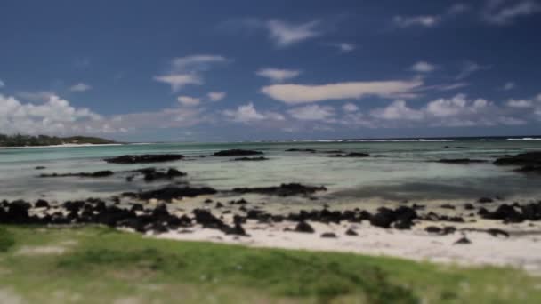 Praia bonita, Trous-Aux-Biches, Maurício — Vídeo de Stock