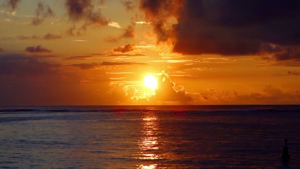 Belo pôr do sol na praia, Trous-Aux-Biches, Maurício — Vídeo de Stock