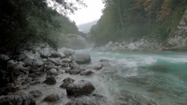 Puslu nehir kıyısında Kamp kor KOBARID, Slovenya