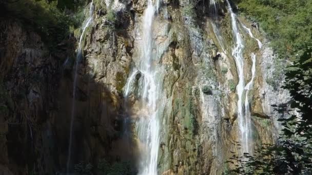 Vackra vattenfall på nationalparken Plitvice, Croatia — Stockvideo