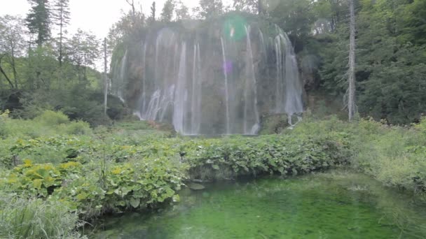 Hermosas cascadas en el Parque Nacional de Plitvice, Croacia — Vídeo de stock