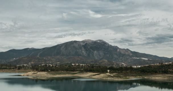 Tempo di nuvole su Embalse de La Vinuela, Andalusia, Spagna — Video Stock