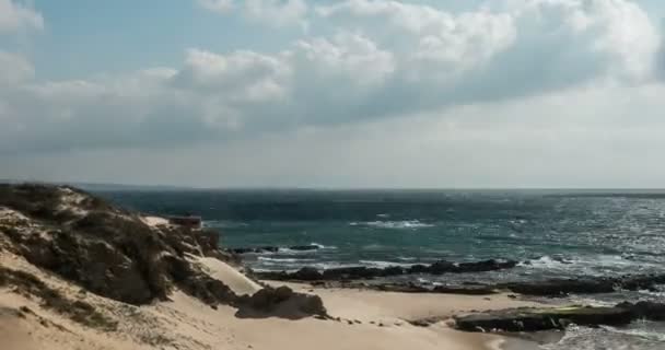 Облака над океаном истекли, на пляже Тарифа, Андалусия, Испания — стоковое видео