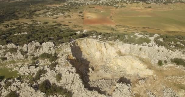 4K Aerial, voo sobre um campo plano, Sierra De Las Nieves, Andaluzia, Espanha — Vídeo de Stock