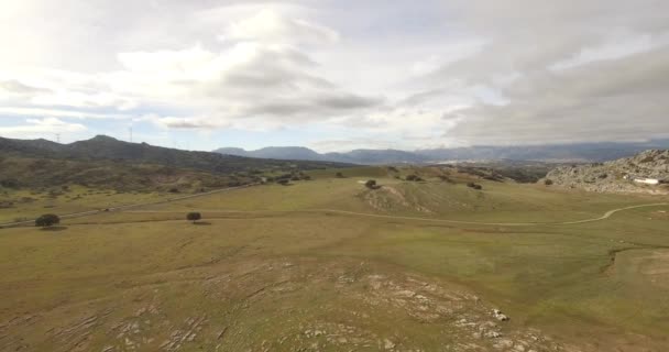 4k antenne, vlucht over een vlakte veld, Sierra De Las Nieves, Andalusië, Spanje — Stockvideo