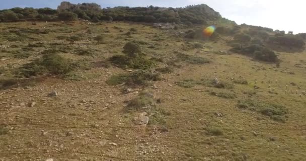 4K Aerial, voo sobre um campo plano, Sierra De Las Nieves, Andaluzia, Espanha — Vídeo de Stock