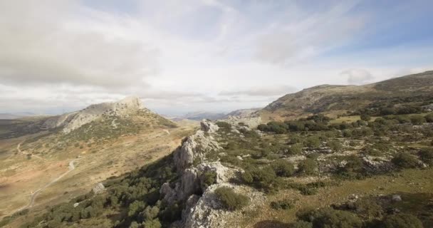 4K Aerial, voo sobre um campo plano, Sierra De Las Nieves, Andaluzia, Espanha — Vídeo de Stock
