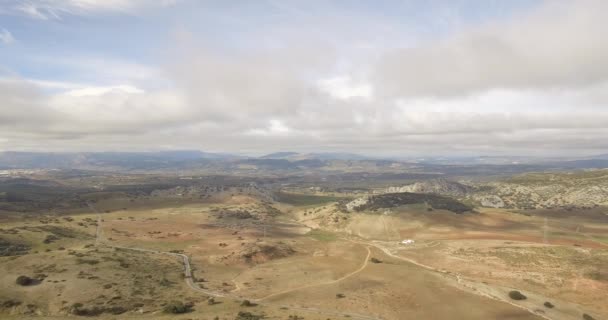 4k antenne, vlucht over een vlakte veld, Sierra De Las Nieves, Andalusië, Spanje — Stockvideo