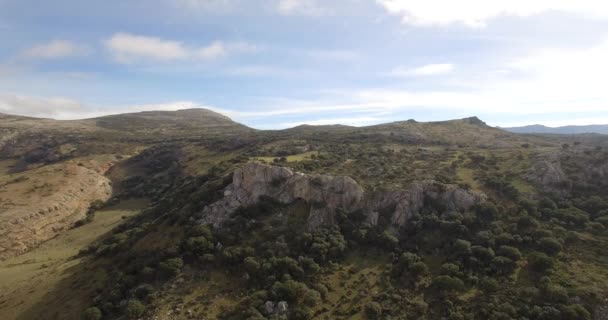 4k antenne, vlucht over een vlakte veld, Sierra De Las Nieves, Andalusië, Spanje — Stockvideo