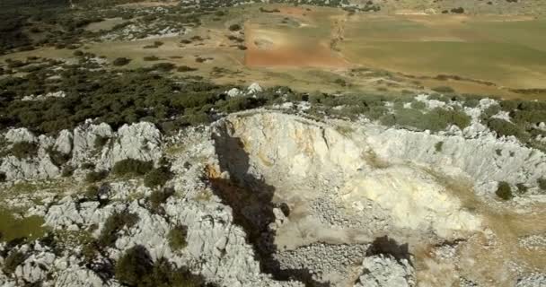 4K Aerial, volo su un campo pianeggiante, Sierra De Las Nieves, Andalusia, Spagna — Video Stock