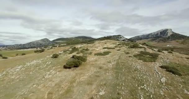 4K Aerial, voo sobre um campo plano, Sierra De Las Nieves, Andaluzia, Espanha — Vídeo de Stock