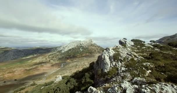 4k antenne, vlucht over een vlakte veld, Sierra De Las Nieves, Andalusië, Spanje — Stockvideo