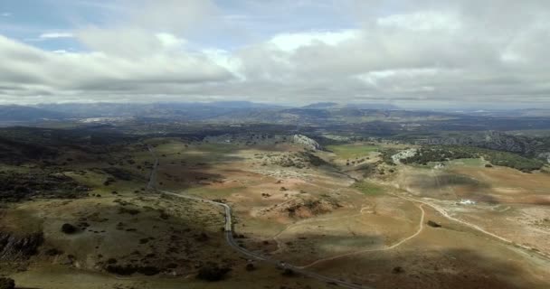 4k antenn, flyg över en slätt fält, Sierra De Las Nieves, Andalusien, Spanien — Stockvideo