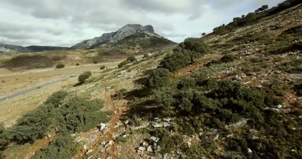 4K Aerial, voo sobre um campo plano, Sierra De Las Nieves, Andaluzia, Espanha — Vídeo de Stock