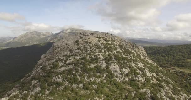 4K lot powietrzny w pobliżu gór i wzdłuż pasma górskiego w Andaluzji — Wideo stockowe