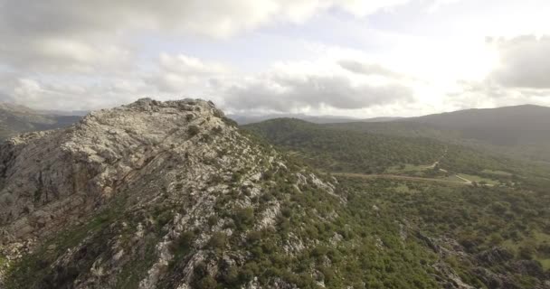 4K εναέρια πτήση κοντά στα βουνά και κατά μήκος ορεινών περιοχών στην Ανδαλουσία — Αρχείο Βίντεο