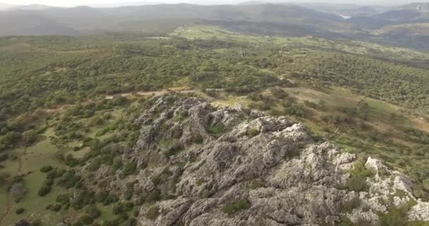 Vuelo aéreo 4K cerca de montañas y a lo largo de cadenas montañosas en Andalucía — Vídeo de stock