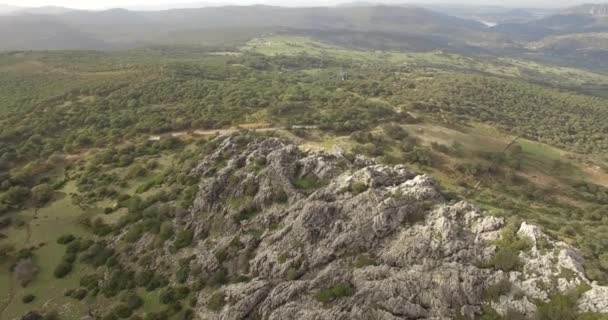 Vuelo aéreo 4K cerca de montañas y a lo largo de cadenas montañosas en Andalucía — Vídeos de Stock