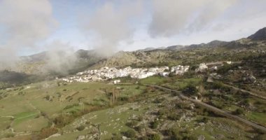 İspanya'da büyük dağlarla çevrili Endülüs köyü üzerinde 4k Hava uçuş