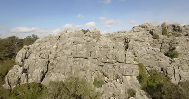 4K Vol aérien près des montagnes et le long des chaînes de montagnes en Andalousie — Video