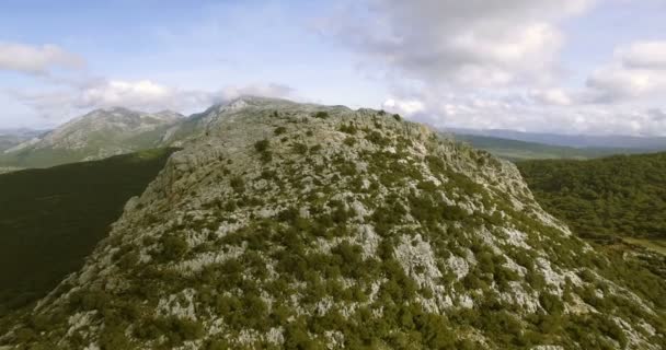 4K Volo aereo vicino alle montagne e lungo le catene montuose in Andalusia — Video Stock