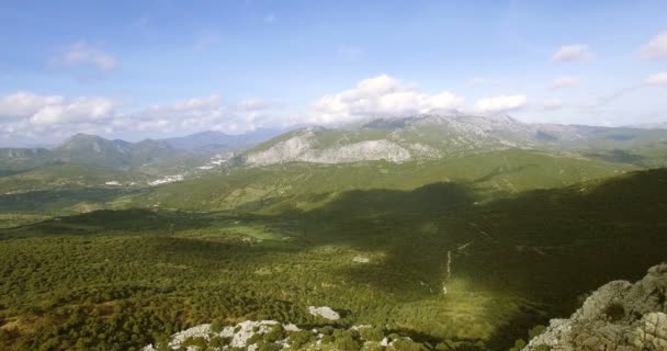 4k lucht vlucht dicht bij bergen en langs bergketens in Andalusië — Stockvideo