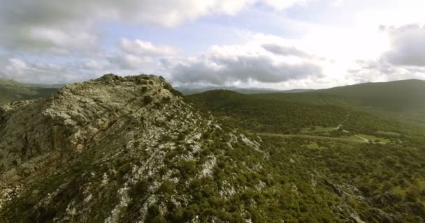 4К Воздушный полет вблизи гор и вдоль горных хребтов в Андалусии — стоковое видео