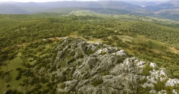 4k letecký let blízko hor a podél horských oblastí v Andalusii — Stock video