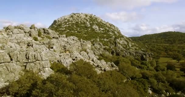 4K Volo aereo vicino alle montagne e lungo le catene montuose in Andalusia — Video Stock