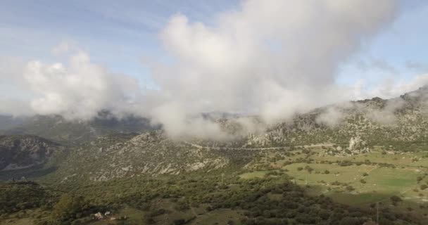 Voo aéreo 4K sobre a aldeia andaluza cercada por montanhas maciças em Espanha — Vídeo de Stock