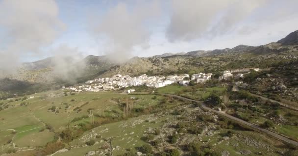 Vol Aérien 4K au-dessus d'un village andalou entouré de montagnes massives en Espagne — Video