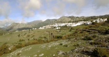 İspanya'da büyük dağlarla çevrili Endülüs köyü üzerinde 4k Hava uçuş