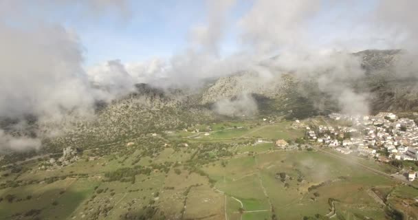 4k空中、アンダルシアの村の上に飛行、巨大な山々に囲まれ、スペイン — ストック動画