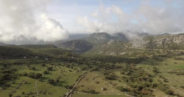 4K-antenn, flygning över andalusisk by, omgiven av massiva berg, Spanien — Stockvideo