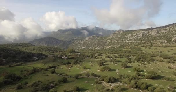 Vol Aérien 4K au-dessus d'un village andalou entouré de montagnes massives en Espagne — Video