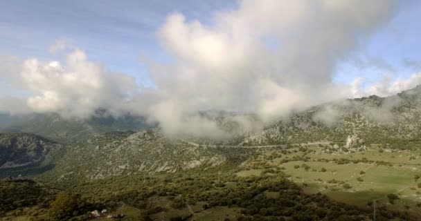 4K flyg flygning över andalusisk by omgiven av massiva berg i Spanien — Stockvideo