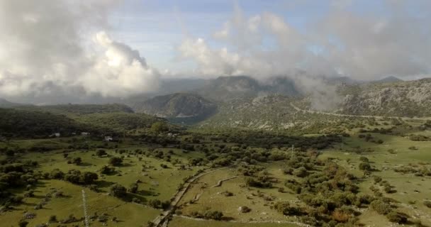 Vol Aérien 4K au-dessus d'un village andalou entouré de montagnes massives en Espagne — Video