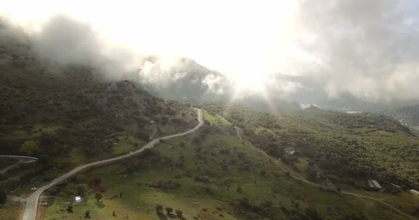 4k lucht vlucht boven Andalusisch dorp omringd door massief bergen in Spanje — Stockvideo