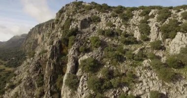 4k Aerial, Parque Natural Sierra De Grazalema bir dağ sırası boyunca Uçuş, Endülüs, İspanya