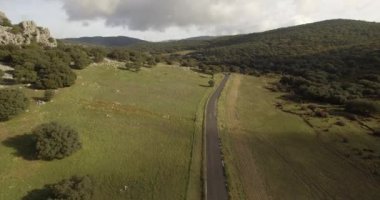 4k Aerial, Parque Natural Sierra De Grazalema bir dağ sırası boyunca Uçuş, Endülüs, İspanya