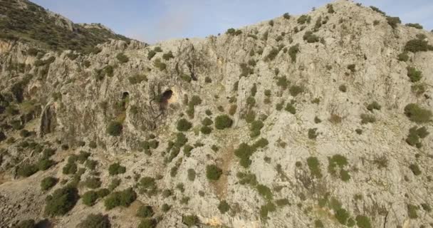 4K aerial, lot wzdłuż gór w Parque Natural Sierra de Grazalema, Andaluzja, Południowa Hiszpania — Wideo stockowe