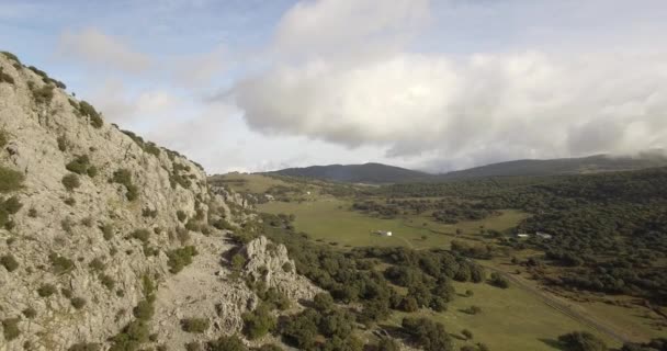 4K-antenn, flygning längs en bergskedja i Parque Natural Sierra de Grazalema, Andalusien, Spanien — Stockvideo