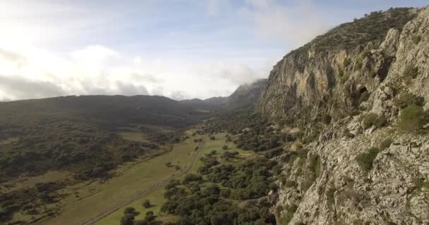 4K aerial, lot wzdłuż gór w Parque Natural Sierra de Grazalema, Andaluzja, Południowa Hiszpania — Wideo stockowe