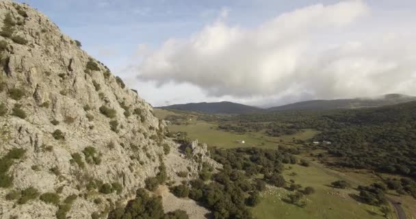 4K Aerial, Volo lungo una catena montuosa nel Parque Natural Sierra De Grazalema, Andalusia, Spagna — Video Stock